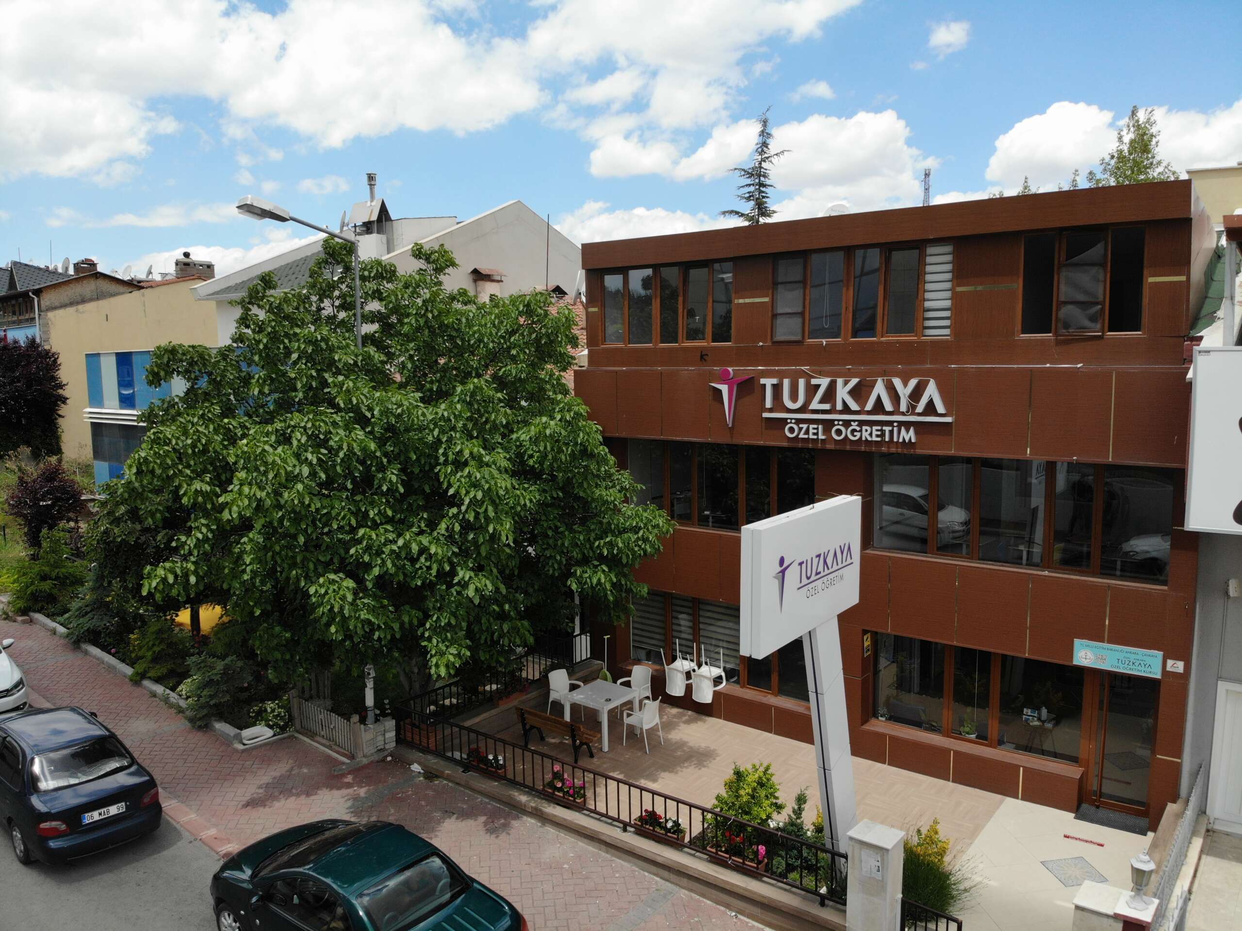 Tuzkaya Anadolu Lisesi okul binası ve bahçesi